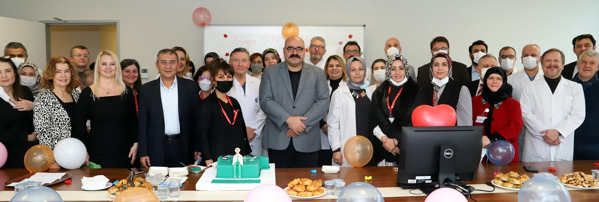 Ankara Şehir Hastanesi Ailesi kısıtlı ve samimi bir toplantıda bir araya gelerek Koordinatör Başhekimleri Dr. Öğr. Üyesi Aziz Ahmet Surel’e sürpriz yaptılar ve doğum gününü kutladılar.